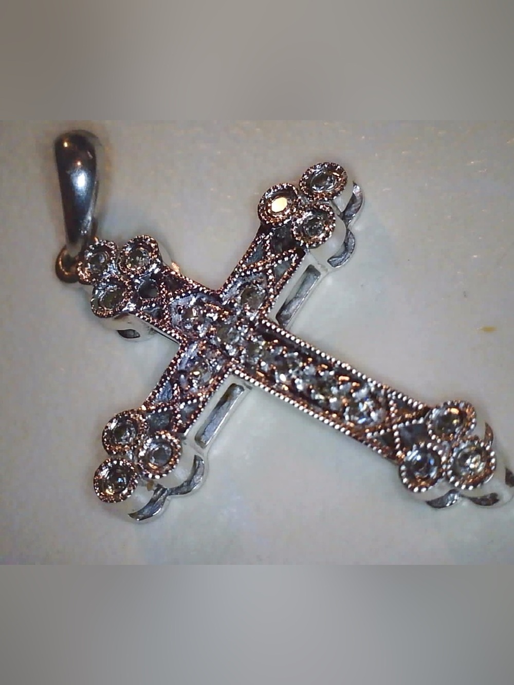 10 kt White gold with diamond cross pendant
